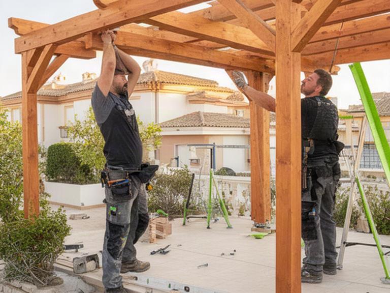 Equipo instalando una pérgola de madera sobre una terraza residencial en Murcia