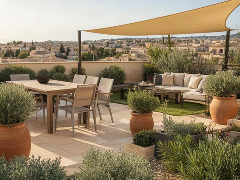 Tres ambientes de terraza mediterránea con comedor exterior, zona de descanso y plantas resistentes al sol
